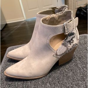 😍🤗❣️Super cute western inspired taupe ankle booties with snakeskin detail 😍❣️